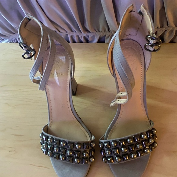 GUESS WOMEN'S GRAY FAUX SUEDE ANKLE STRAP OPEN TOE SANDALS - Picture 3 of 3